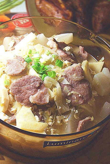 东北大酸菜炖梅肉萝卜豆腐的做法