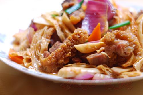 杏鲍菇炆德国咸猪手的做法