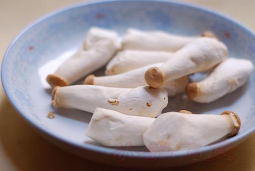 杏鲍菇炆德国咸猪手的做法