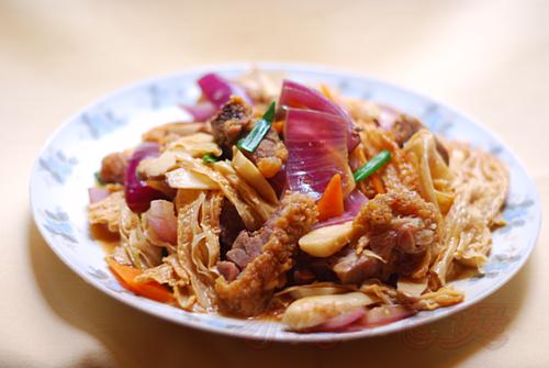 杏鲍菇炆德国咸猪手的做法