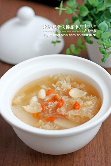 川贝银耳百合枸杞炖雪梨的做法