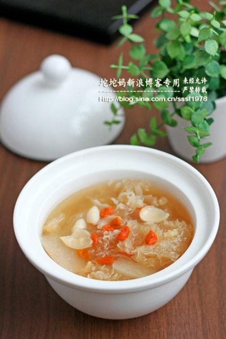 川贝银耳百合枸杞炖雪梨的做法