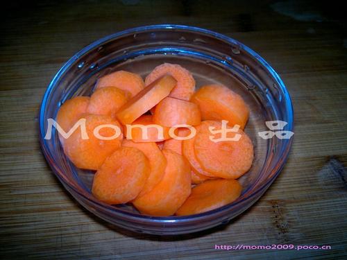 红萝卜炒蘑菇的做法