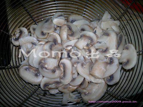 红萝卜炒蘑菇的做法