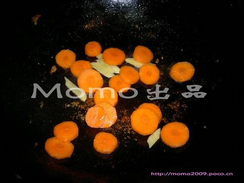 红萝卜炒蘑菇的做法