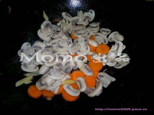 红萝卜炒蘑菇的做法