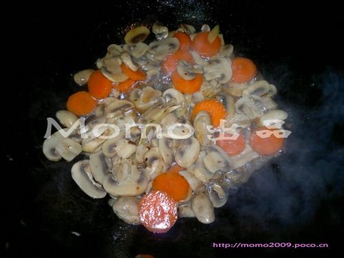 红萝卜炒蘑菇的做法