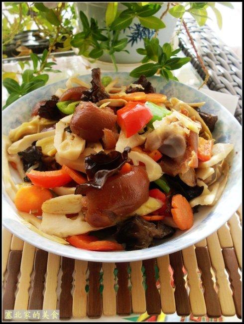 杂蔬炒猪蹄的做法