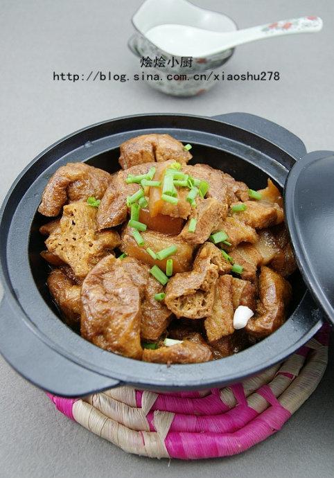 独家秘制豆腐炸五花肉煲的做法