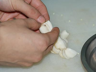 百合菠萝炒秋葵的做法