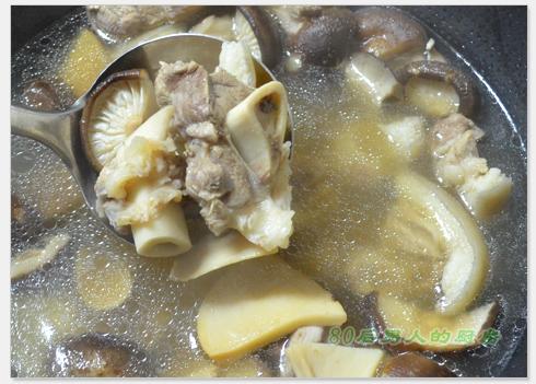 黑猪蹄膀菌菇汤的做法