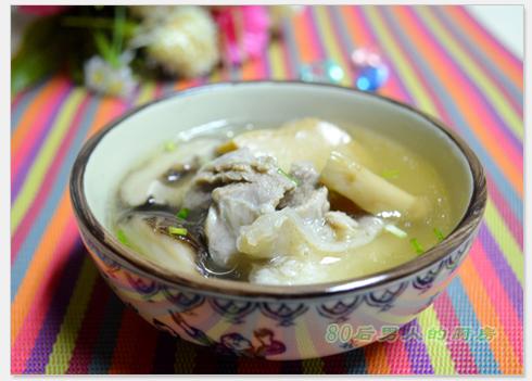 黑猪蹄膀菌菇汤的做法