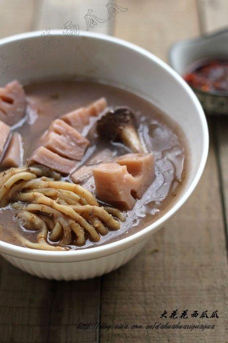 莲藕折耳根猪骨汤的做法