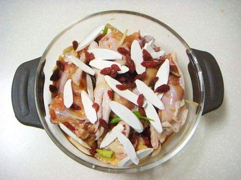 淮山枸杞蒸鸡的做法