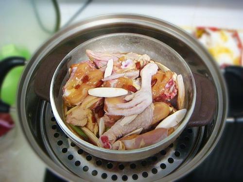 淮山枸杞蒸鸡的做法