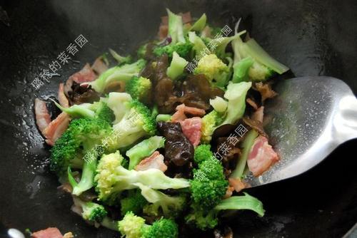 西兰花炒培根的做法