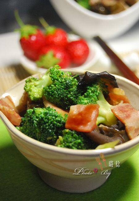 西兰花炒培根的做法