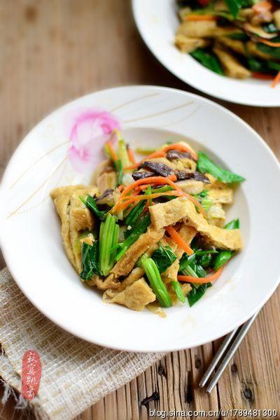 芹蒜香菇豆腐丝的做法