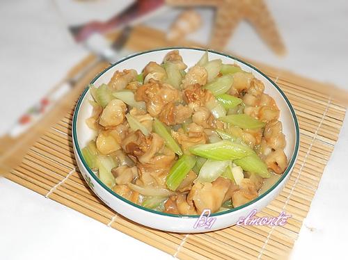 西芹炒螺肉的做法