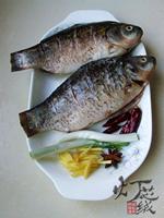 酱焖鲫鱼的做法