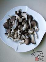 平菇炒肉的做法
