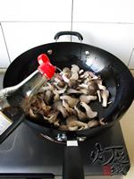 平菇炒肉的做法