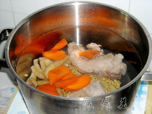 佛手瓜黄豆鸡脚汤的做法