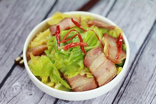 腊肉卷心菜的做法