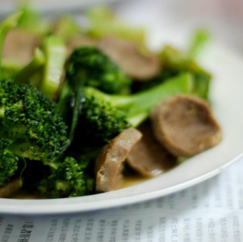 西兰花炒牛筋丸的做法