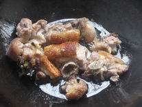 螺蛳猪脚煲的做法