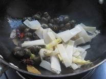 螺蛳猪脚煲的做法