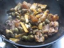 螺蛳猪脚煲的做法