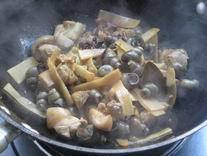 螺蛳猪脚煲的做法