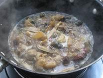 螺蛳猪脚煲的做法