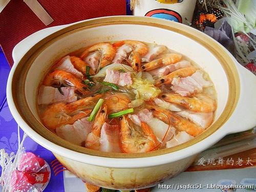 咸肉鲜虾白菜煲的做法