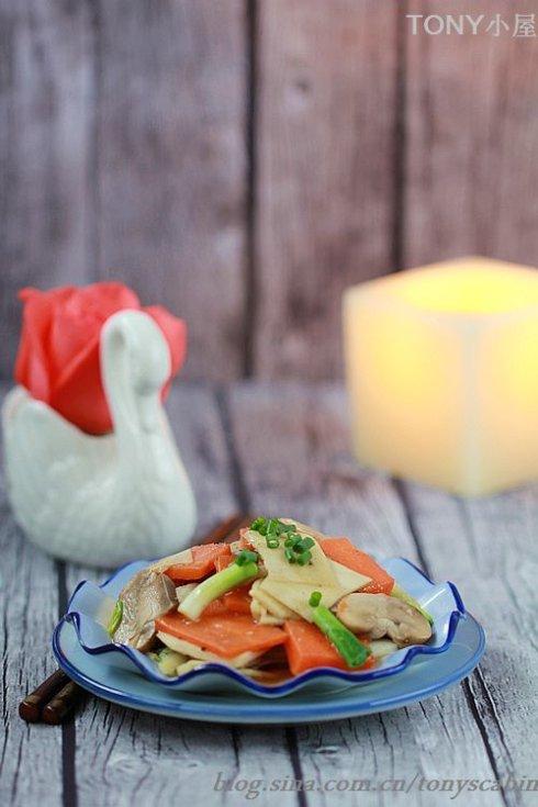 冬笋蘑菇炒胡萝卜的做法