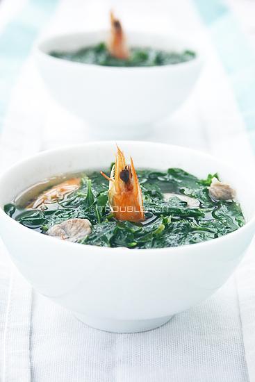 虾头肉片滚枸杞叶的做法