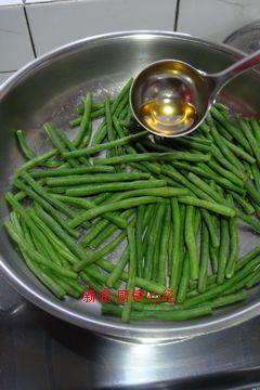 大蒜烧豇豆的做法