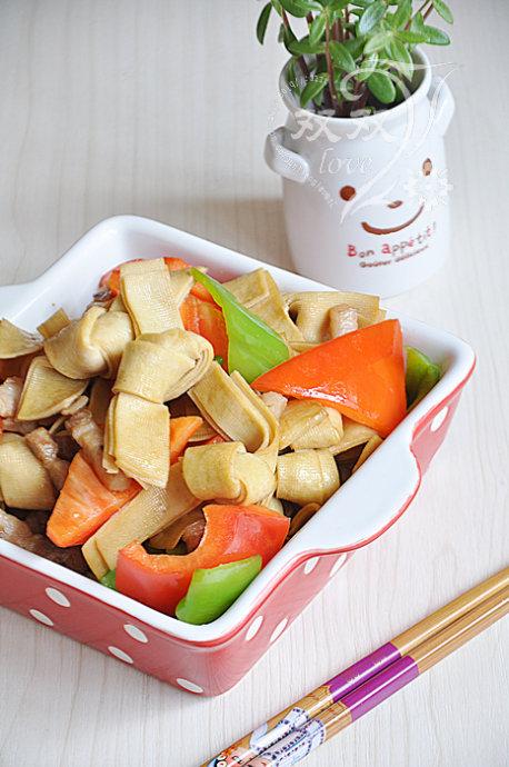 彩椒炒豆腐皮结的做法
