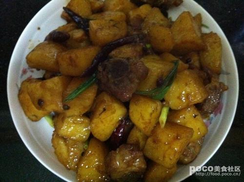 香辣排骨焖土豆的做法