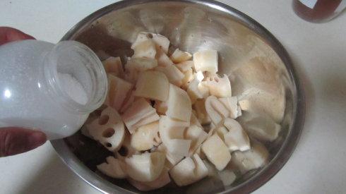 财鱼焖藕的做法