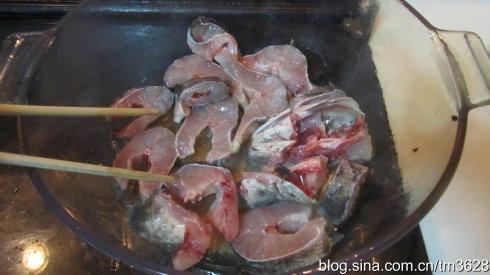 财鱼焖藕的做法