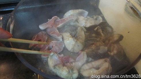 财鱼焖藕的做法