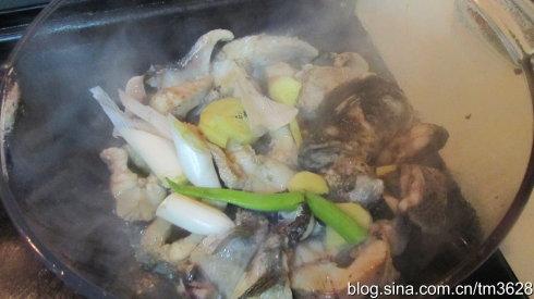 财鱼焖藕的做法