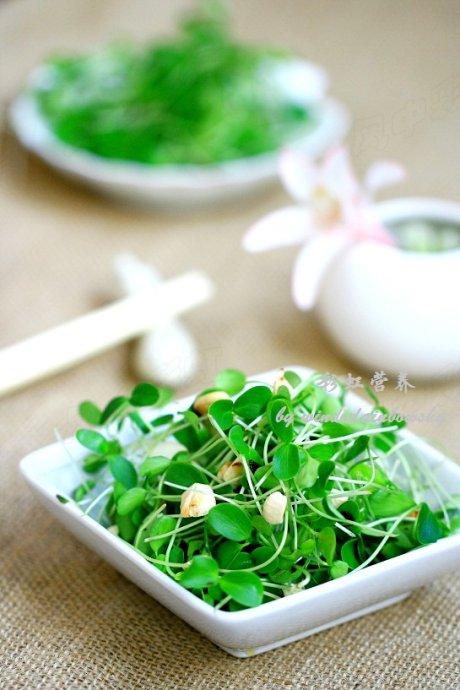 香椿苗拌腰果和香椿苗蛋饼的做法