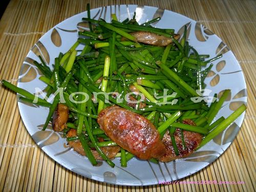 广西腊肠炒蒜芯的做法