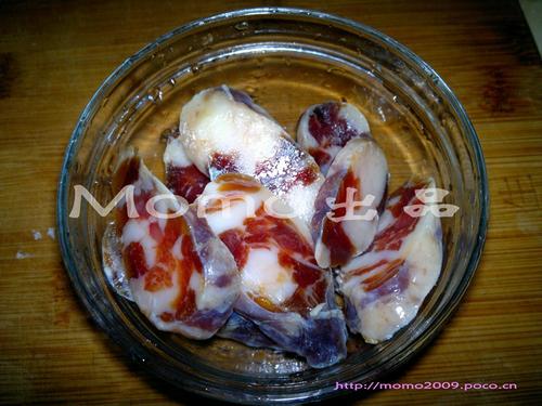 广西腊肠炒蒜芯的做法