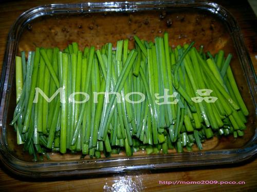 广西腊肠炒蒜芯的做法