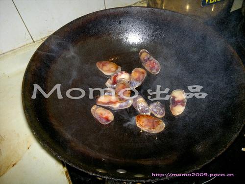 广西腊肠炒蒜芯的做法