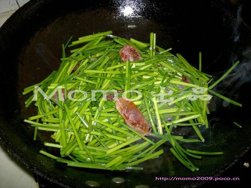 广西腊肠炒蒜芯的做法